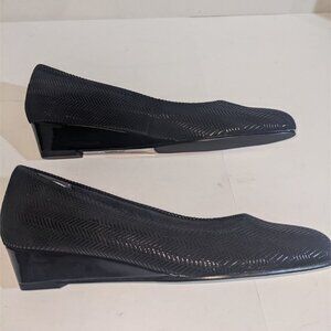 Trotters Women's 8.5 Narrow Black Small Wedge Shoe - New